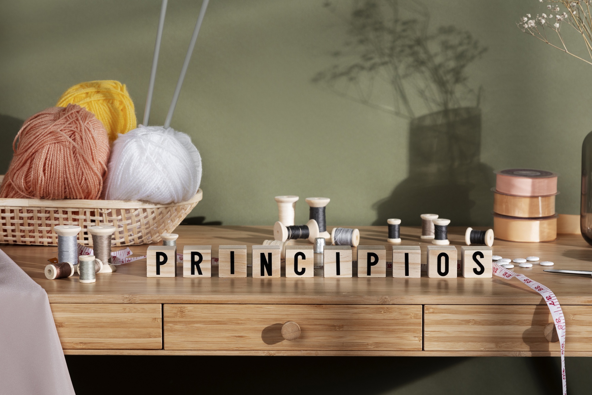 interno atelier con strumenti da ricamo ordinati